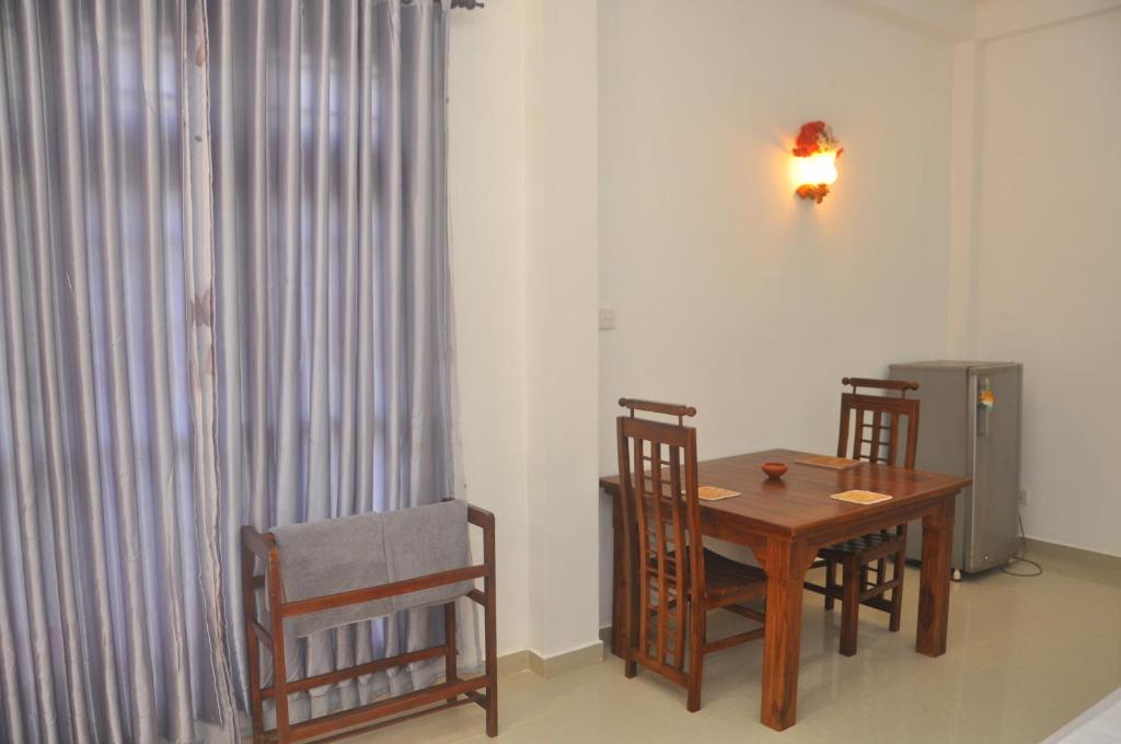 Двухместный (Двухместный номер Делюкс с 1 кроватью и балконом), Hiru Resort Inn Unawatuna