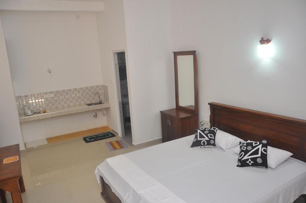 Двухместный (Двухместный номер Делюкс с 1 кроватью и балконом), Hiru Resort Inn Unawatuna