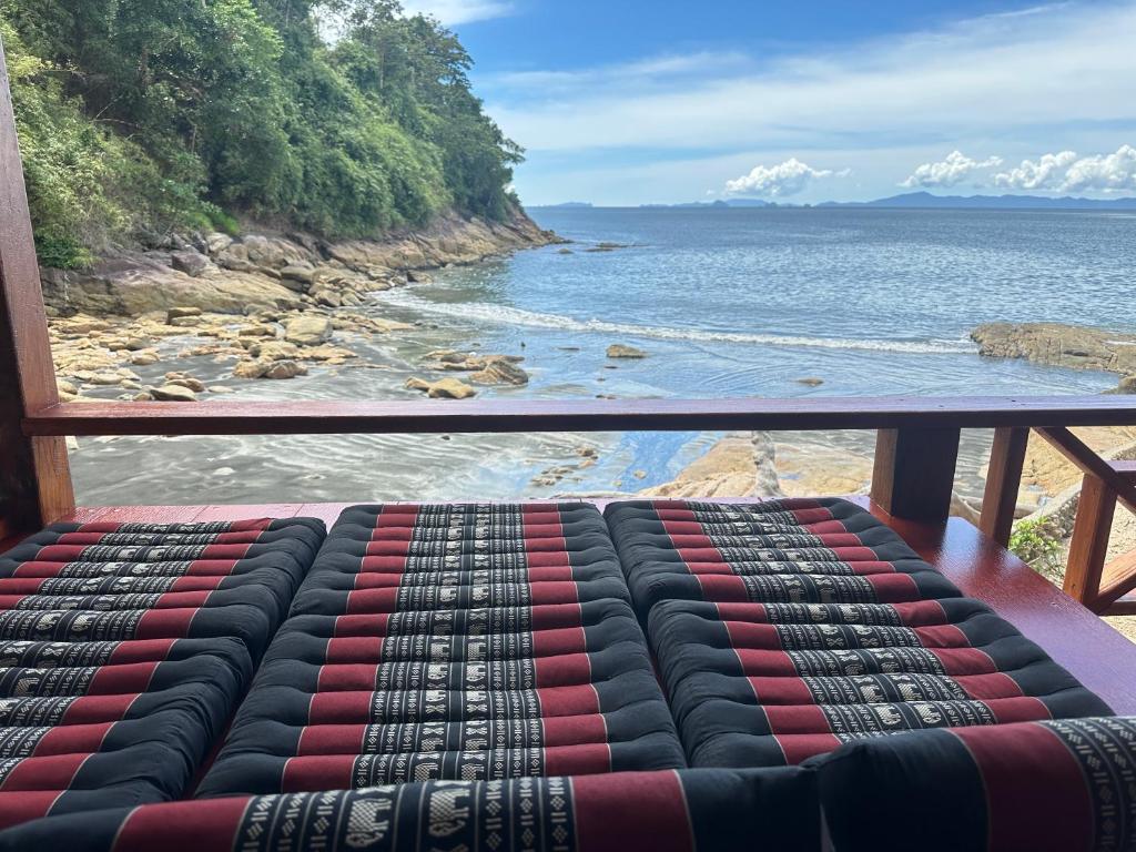 Mama's Bungalows Koh Chang Ranong - Tap to explore photos