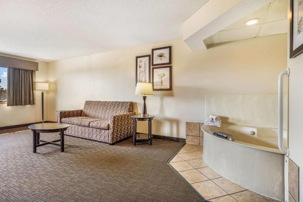Baymont by Wyndham Bloomington MSP Airport - Tap to explore photos
