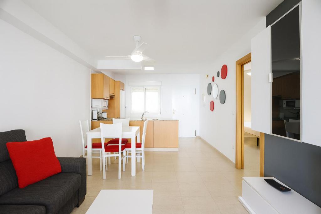 Tu refugio en Canet, piscina, parking y playa - Tap to explore photos