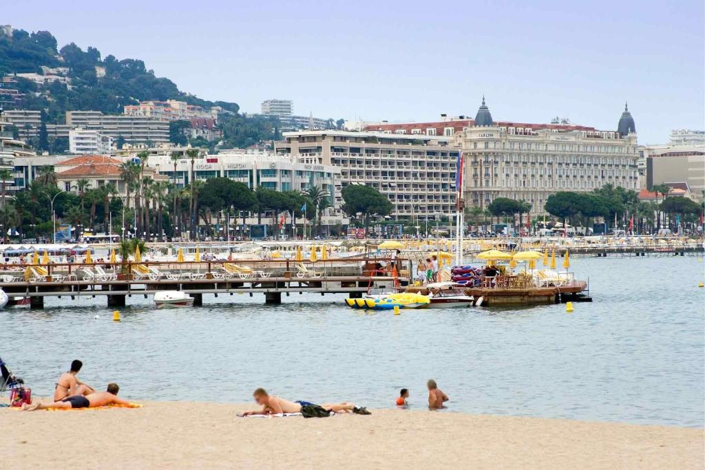 ibis budget Cannes centre ville - Tap to explore photos