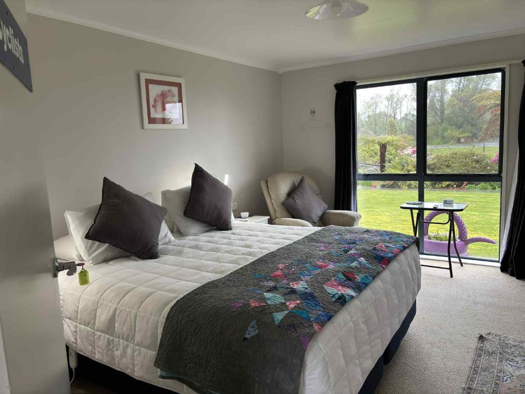 Hokitika - Blue Spur Bed and Breakfast - Tap to explore photos