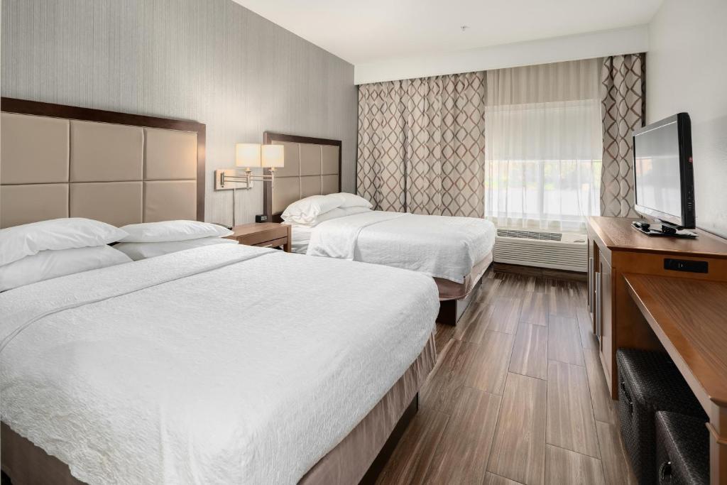 Hampton Inn & Suites Seattle North Lynnwood - Tap to explore photos