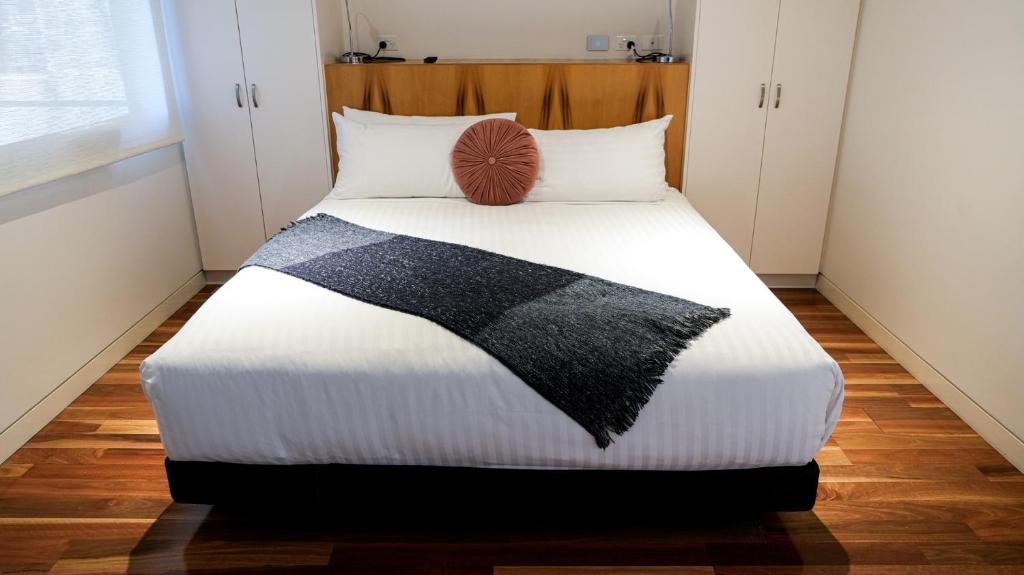 Salamanca Wharf Hotel - Tap to explore photos