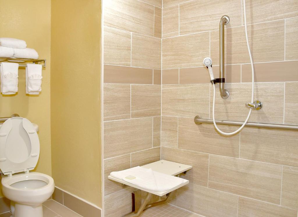 Двухместный (Номер с кроватью размера «king-size» и безбарьерной душевой — Для некурящих), Best Western Orlando East Inn & Suites