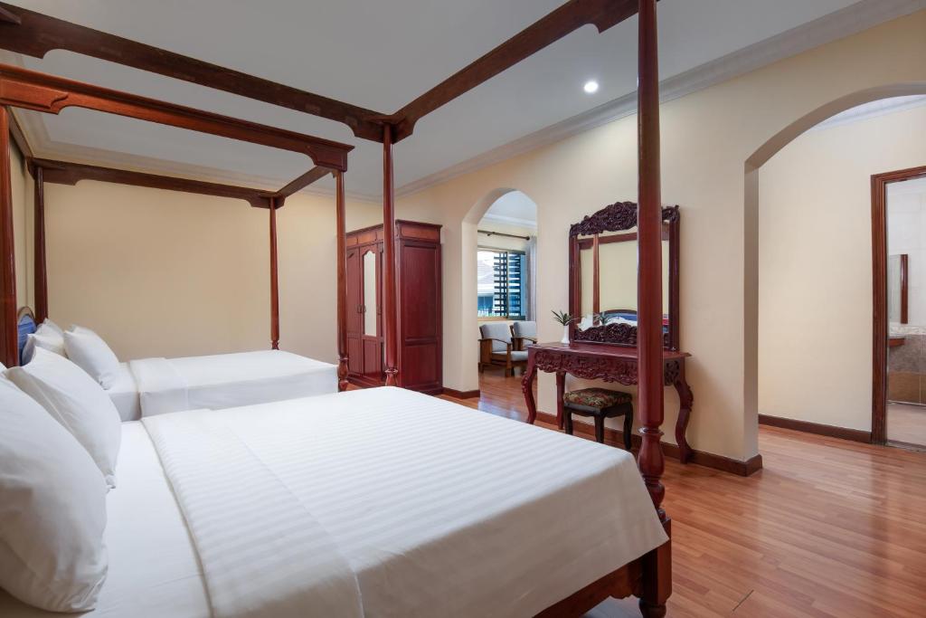 Angkor Holiday Hotel - Tap to explore photos