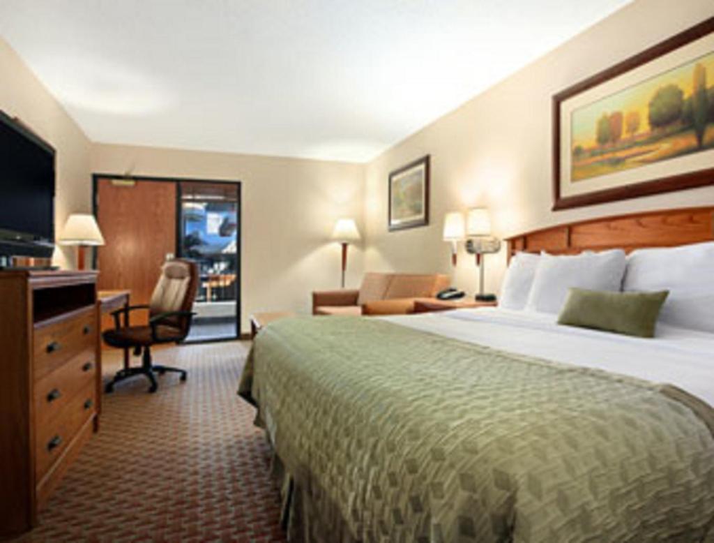 Ramada by Wyndham Des Moines Tropics Resort & Conference Ctr photo 3