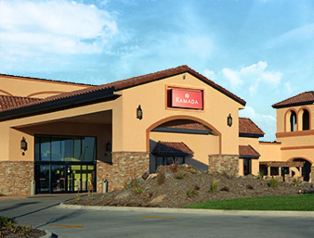 Ramada by Wyndham Des Moines Tropics Resort & Conference Ctr photo 2