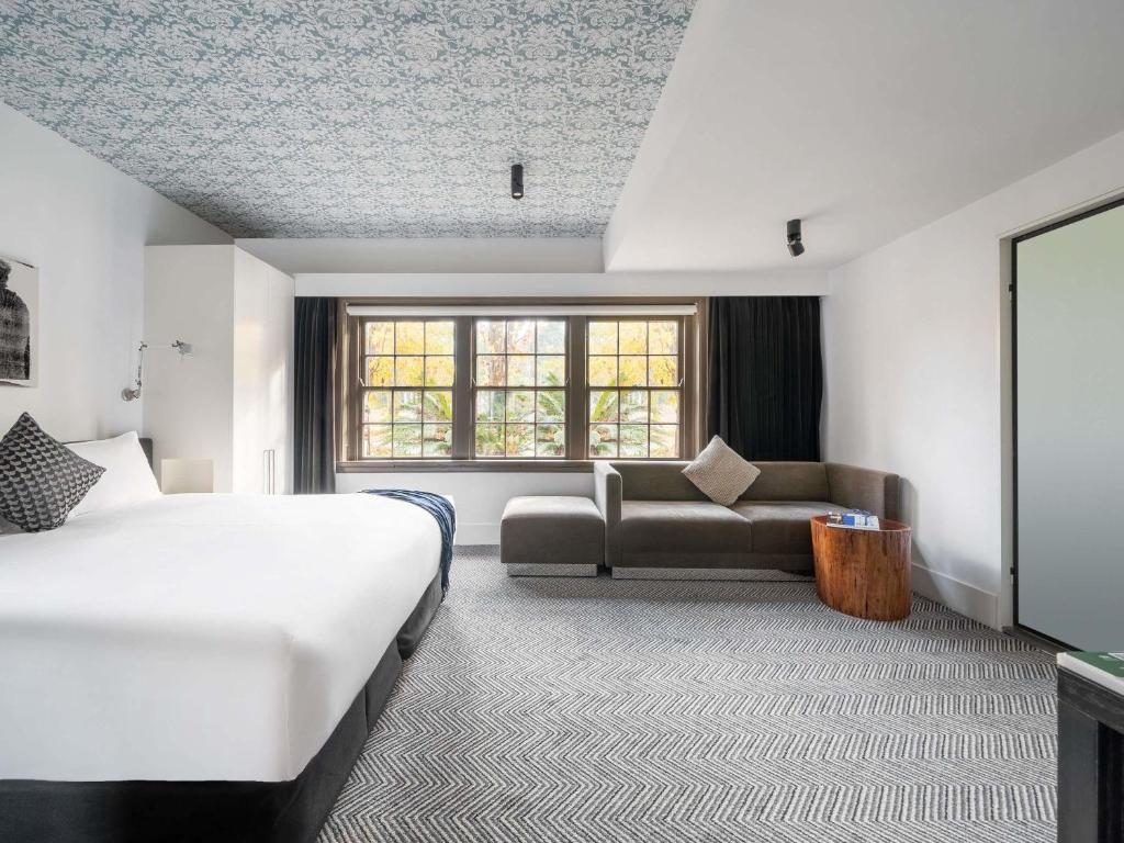Peppers Gallery Hotel Canberra Room Type - Superior King Room with Bathtub