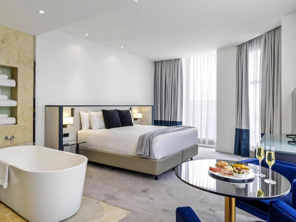 Peppers Waymouth Adelaide Room Type - Premium Corner King Room with City View