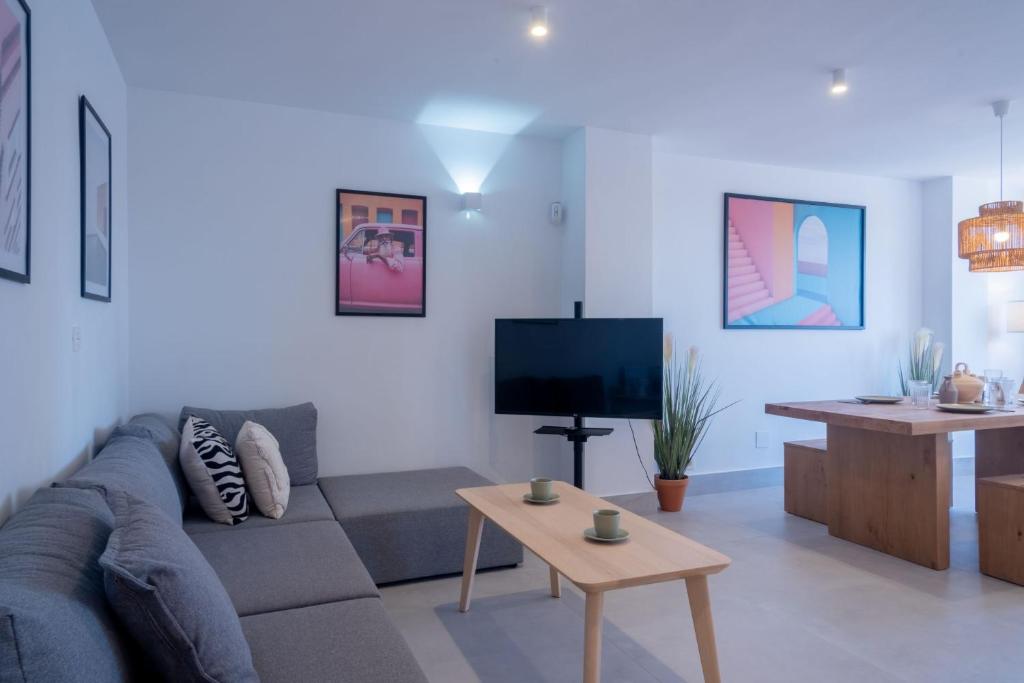 Bright Apartment with views 3 Bedrooms 2 Bathrooms - Tap to explore photos