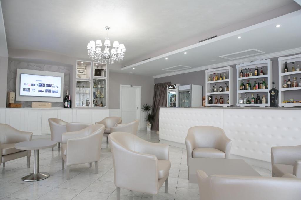 Hotel Leon - Ristorante Al Cavallino Rosso photo 4