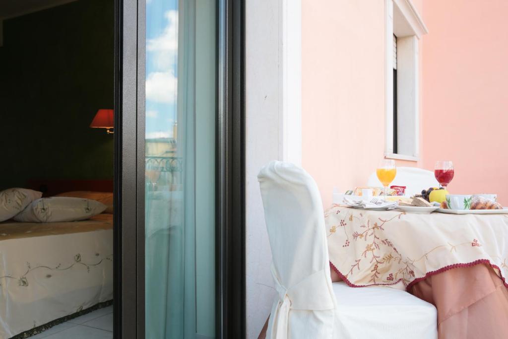 Hotel Leon - Ristorante Al Cavallino Rosso - Tap to explore photos