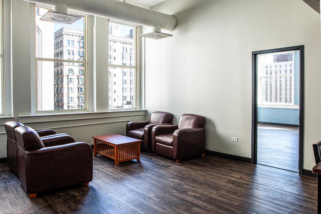 HI Chicago, The J. Ira and Nicki Harris Family Hostel - Tap to explore photos