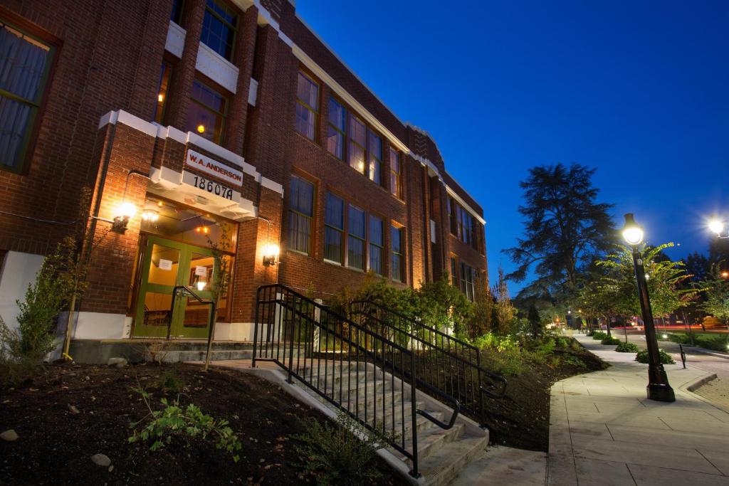 McMenamins Anderson School photo 1