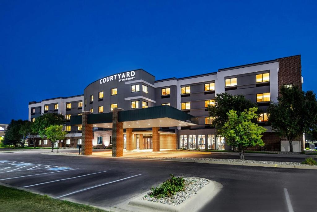 Courtyard by Marriott Sioux Falls - Tap to explore photos