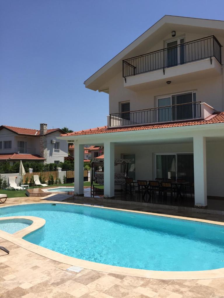 Crescent Twins -White Villa photo 1