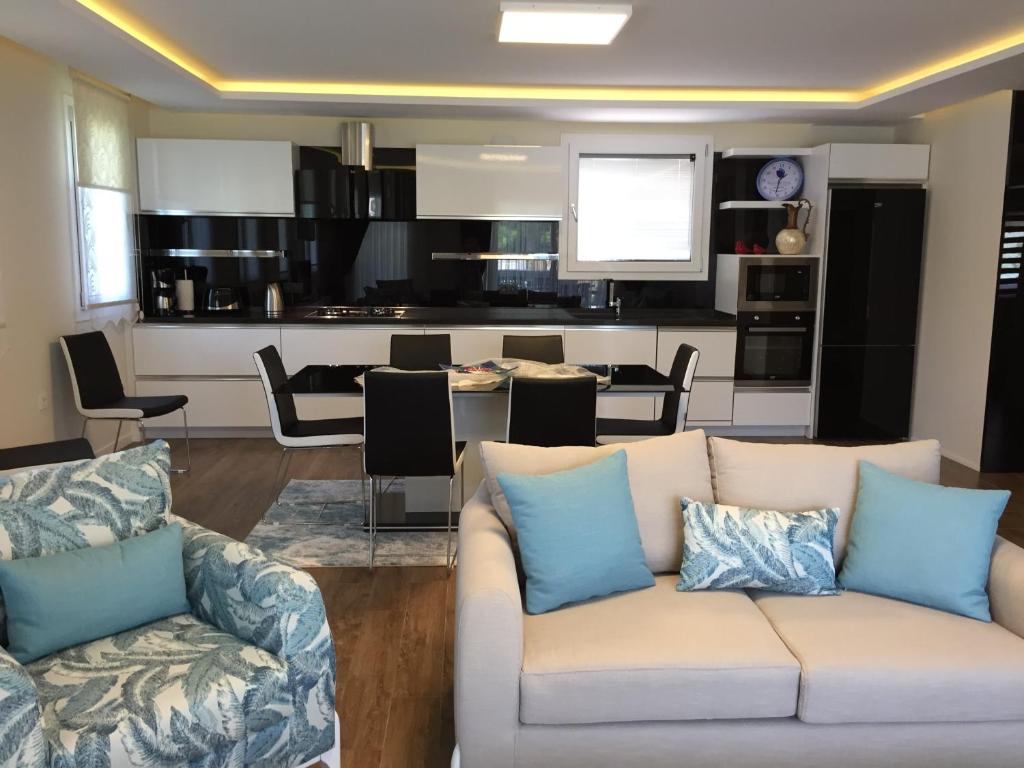 Crescent Twins -White Villa photo 4