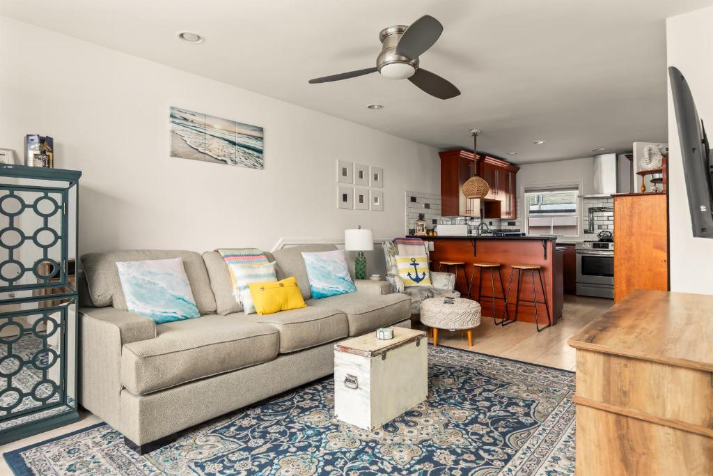 Beach Front Bungalow at Pacific Beach - Tap to explore photos
