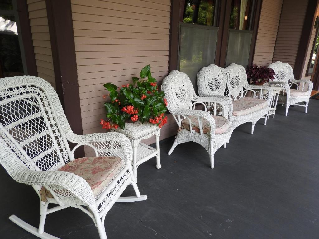 Champaign Garden Inn - Tap to explore photos
