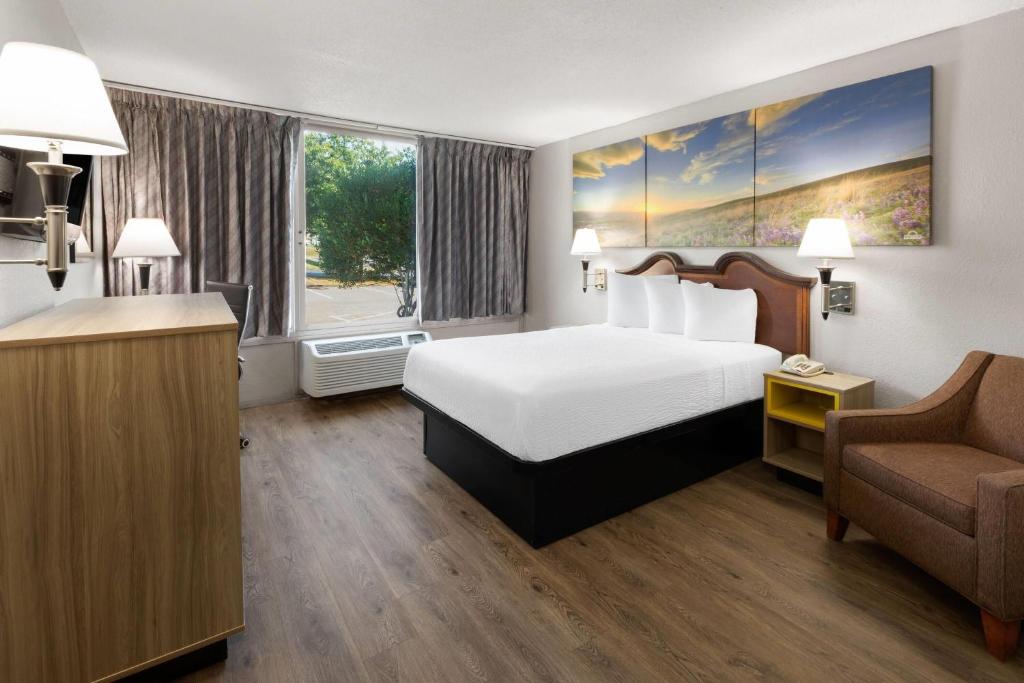 Days Inn by Wyndham Cambridge Room Type - Double Room - Disability Access/Non-Smoking
