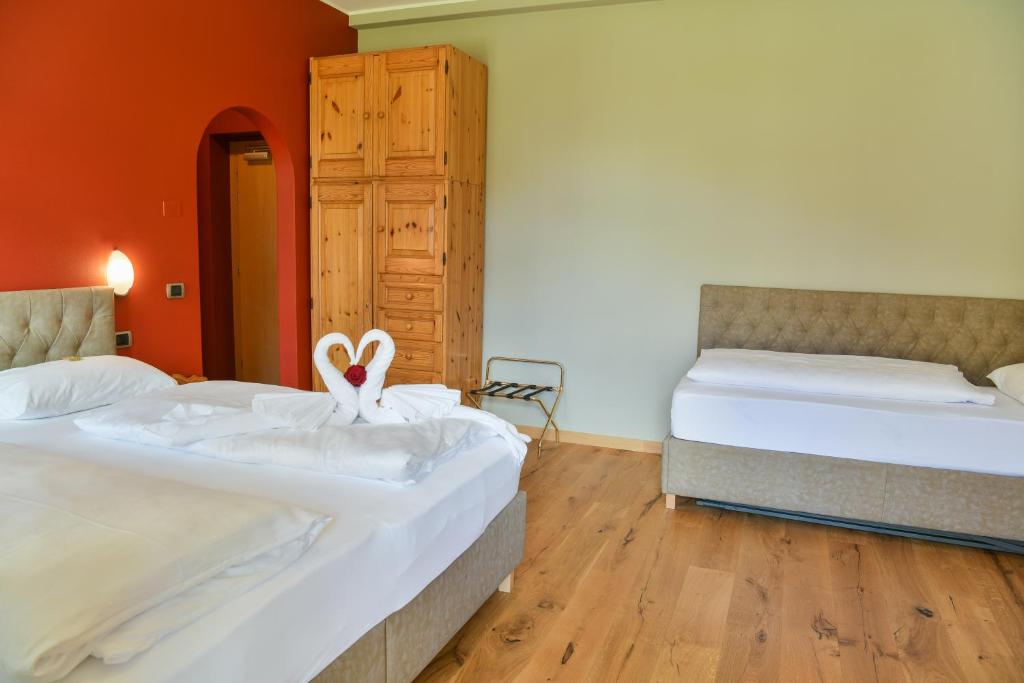 Hotel Savoia - Tap to explore photos