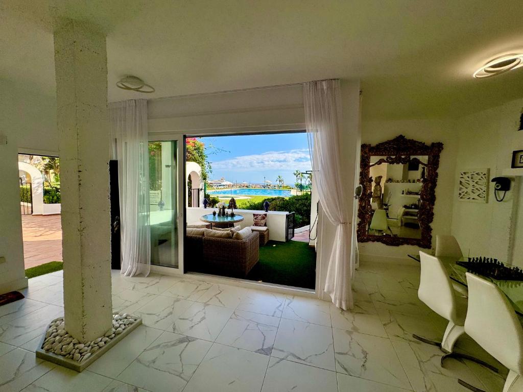 ESPECTACULAR Hogar en la playa MARBELLA - Tap to explore photos