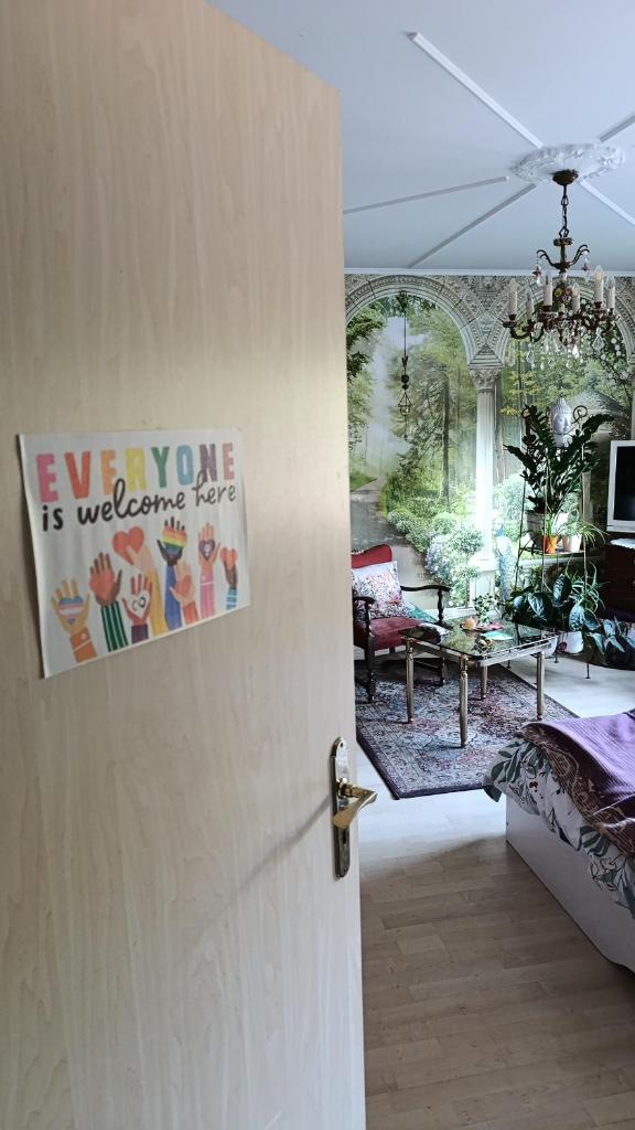 Weltoffenes privates Gästezimmer bei LGBTQ freundlichen Gastgeber der mit in der Wohnung lebt - Tap to explore photos