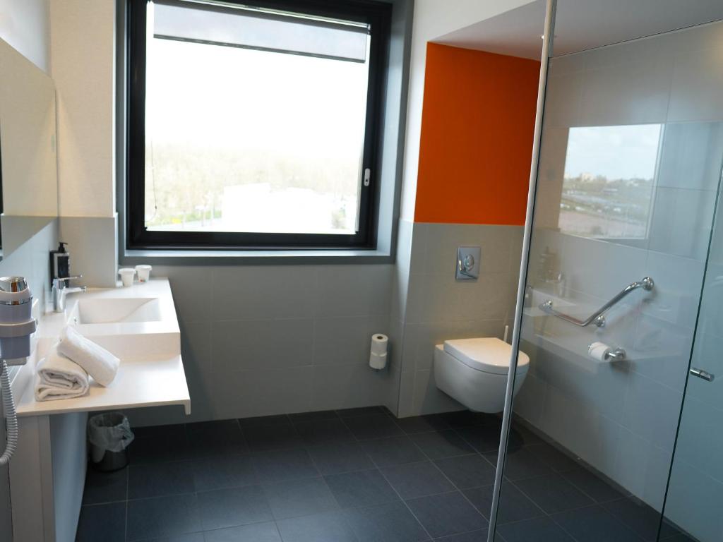 Ibis Styles Caen Centre Gare - Tap to explore photos