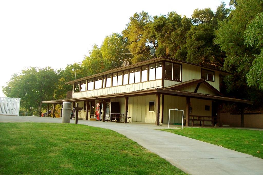 Morgan Hill Camping Resort Cabin 1 photo 3