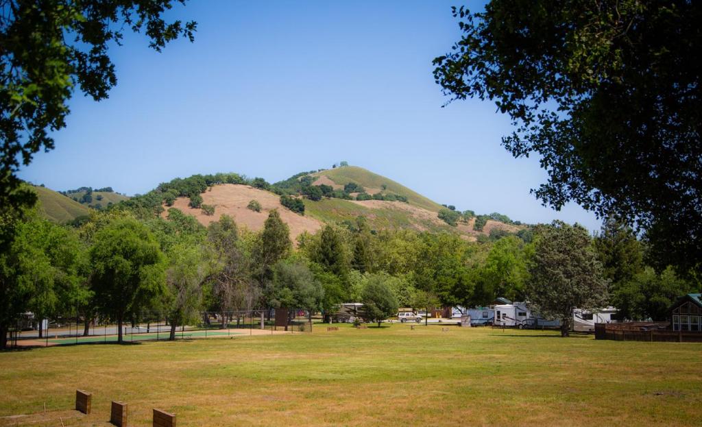 Morgan Hill Camping Resort Cottage 3 photo 1