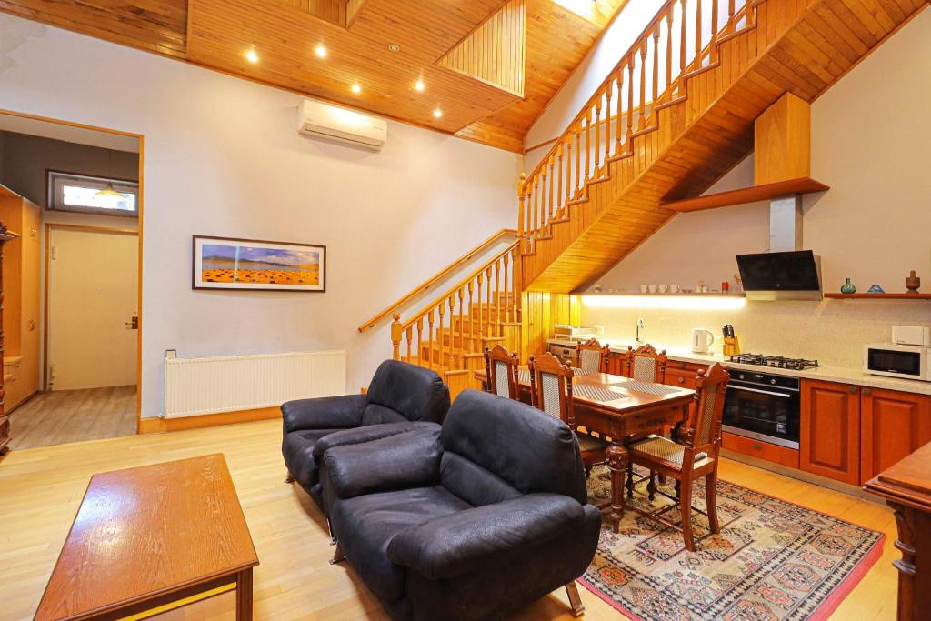 Central 4BR Apt for Groups & Families - By Wehost - Tap to explore photos