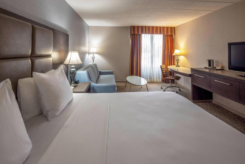 Radisson Hotel Hauppauge-Long Island Room Type - Double Room with Two Double Beds