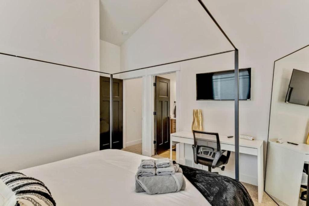 3 Mins to DT Lux Townhome 2 Car Garage King Bed
