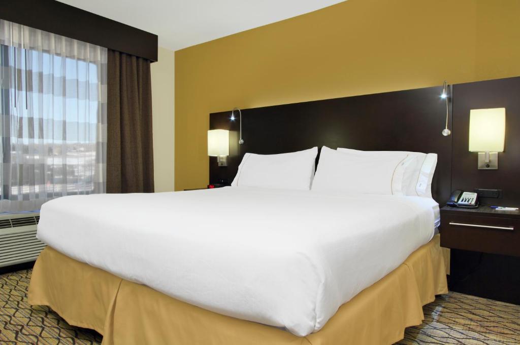 Holiday Inn Express - Colorado Springs - First & Main, an IHG Hotel photo 2