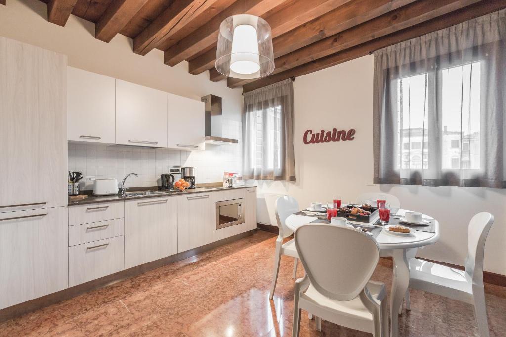 Ca' del Monastero 6 Collection Chic Apartment for 4 Guests with Lift photo 1