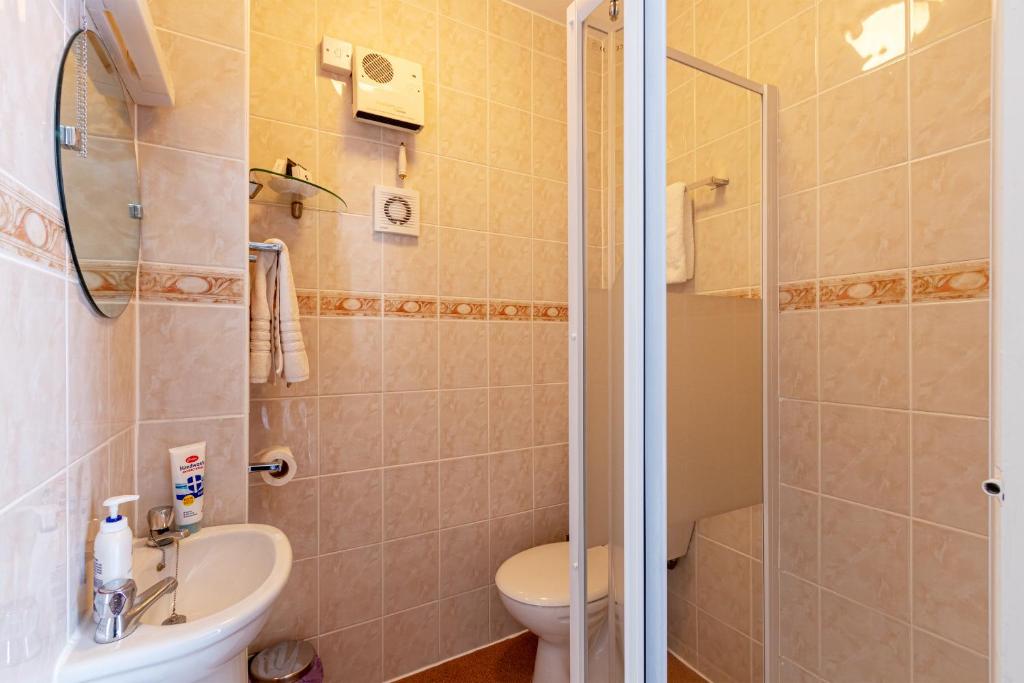 Hubert House Guesthouse Room Type - Premium Quadruple Room