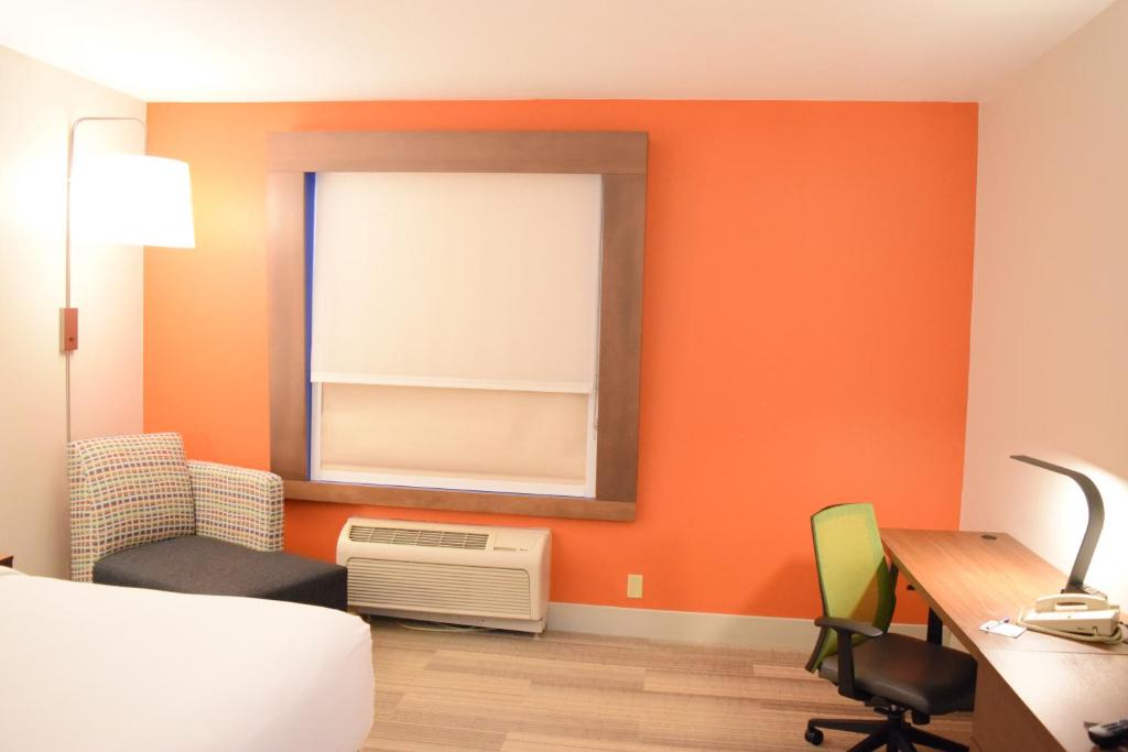 Holiday Inn Express & Suites Pensacola West I-10, an IHG Hotel photo 1