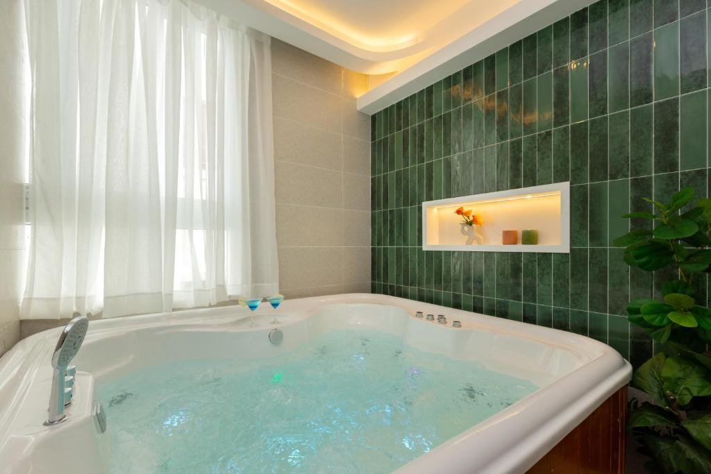 One Season Boutique Hotel Vung Tau - Beachfront - Tap to explore photos