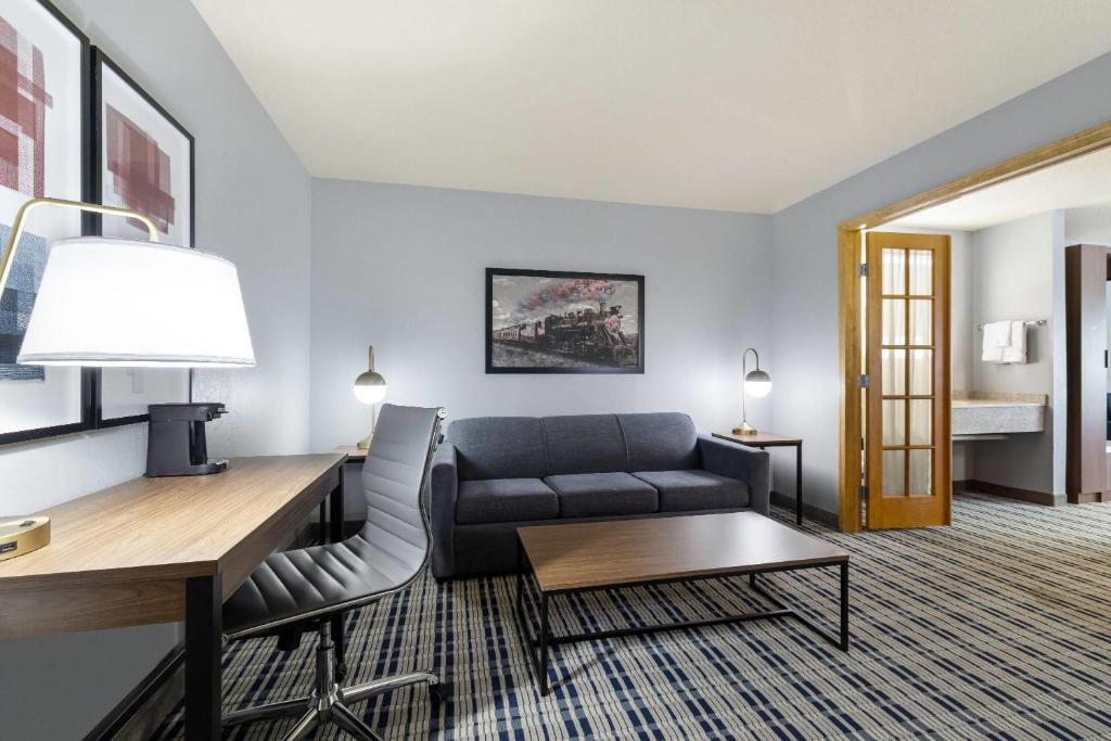 AmericInn by Wyndham Chamberlain - Conference Center - Tap to explore photos
