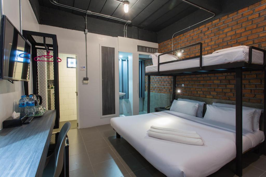 Трехместный (Улучшенный номер «Новый стиль» — Номер Bunker), City Hotel Krabi