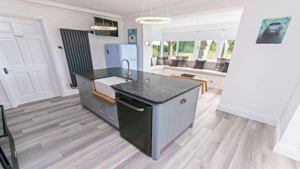 Bag-end House 7 Bedrooms, Sleeps 14, Hot Tub - Tap to explore photos