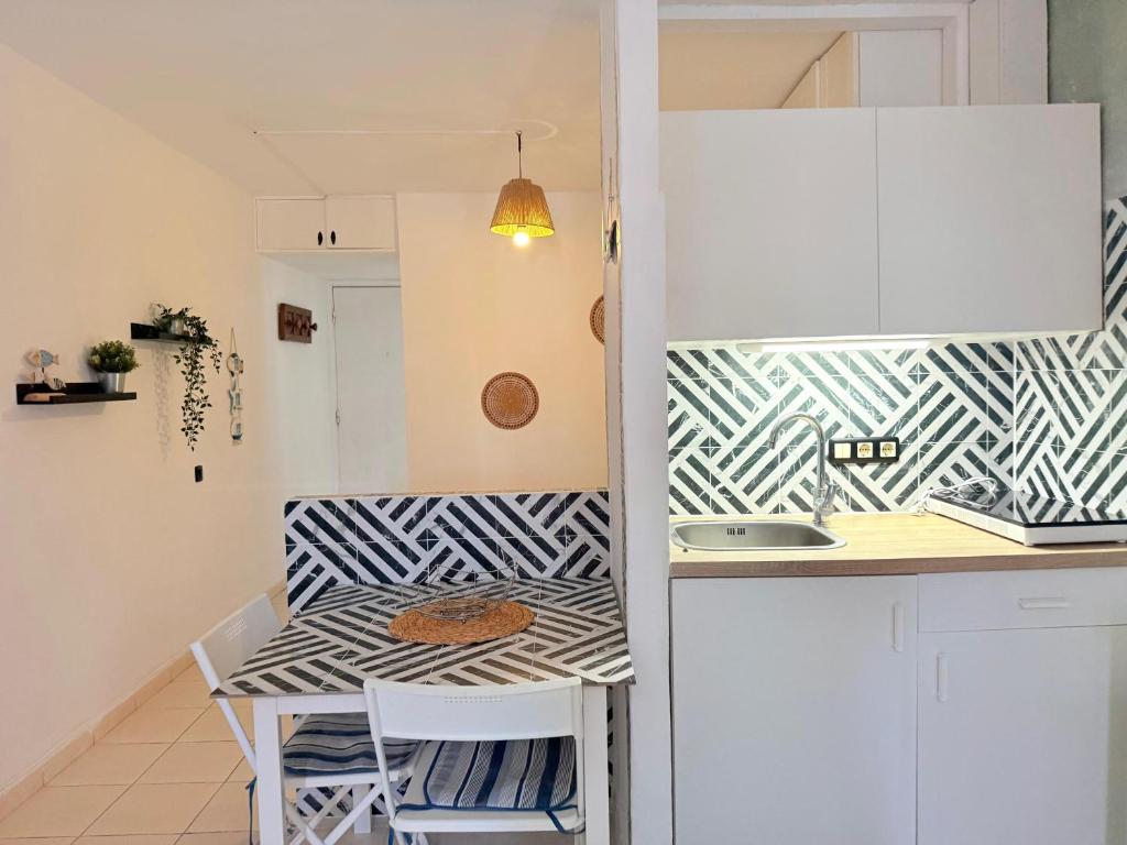 Sunny terrace, fast WiFi relax & remote work quiet area - Tap to explore photos