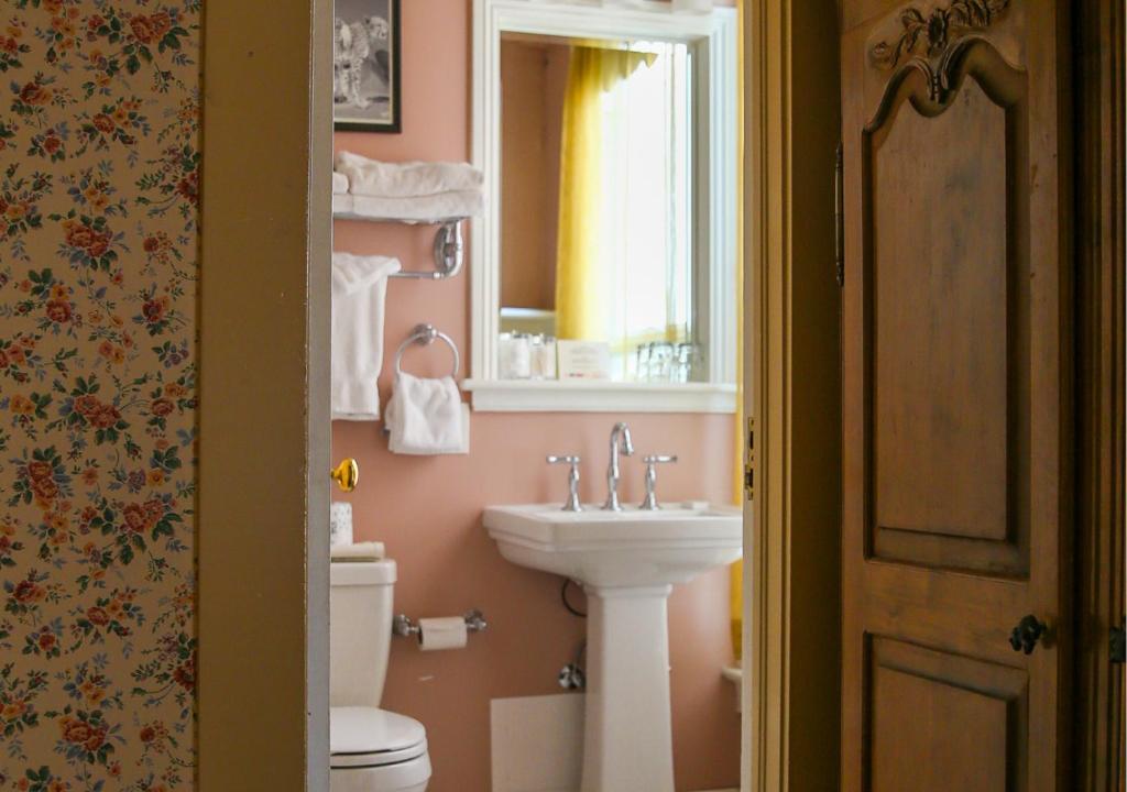 Petite Auberge - Tap to explore photos
