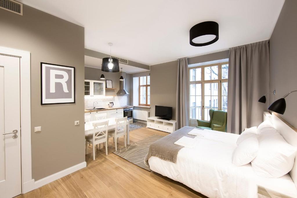 Апартаменты (Апартаменты с 2 спальнями и балконом), Riga Lux Apartments - Skolas