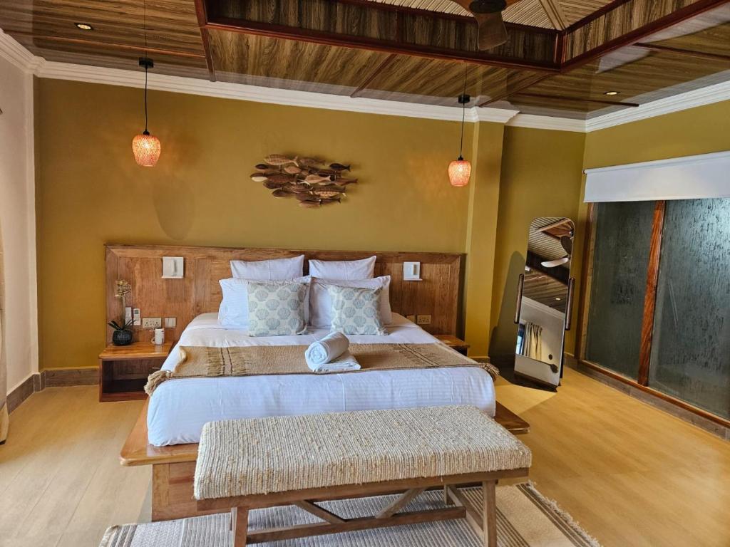La Digue Luxury Beach Bungalow Spa & Gym - Tap to explore photos