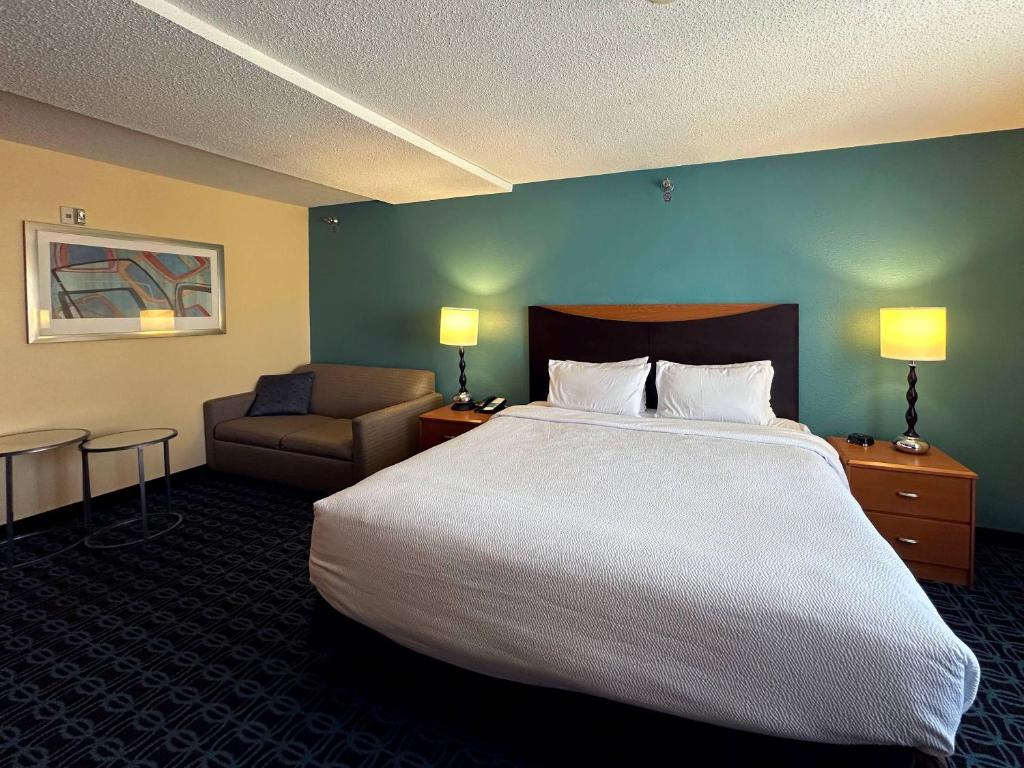 Country Inn & Suites by Radisson, Bismarck-Mandan - Tap to explore photos