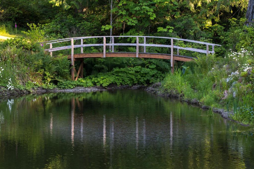 A Hidden Haven & Water Garden Cottages image