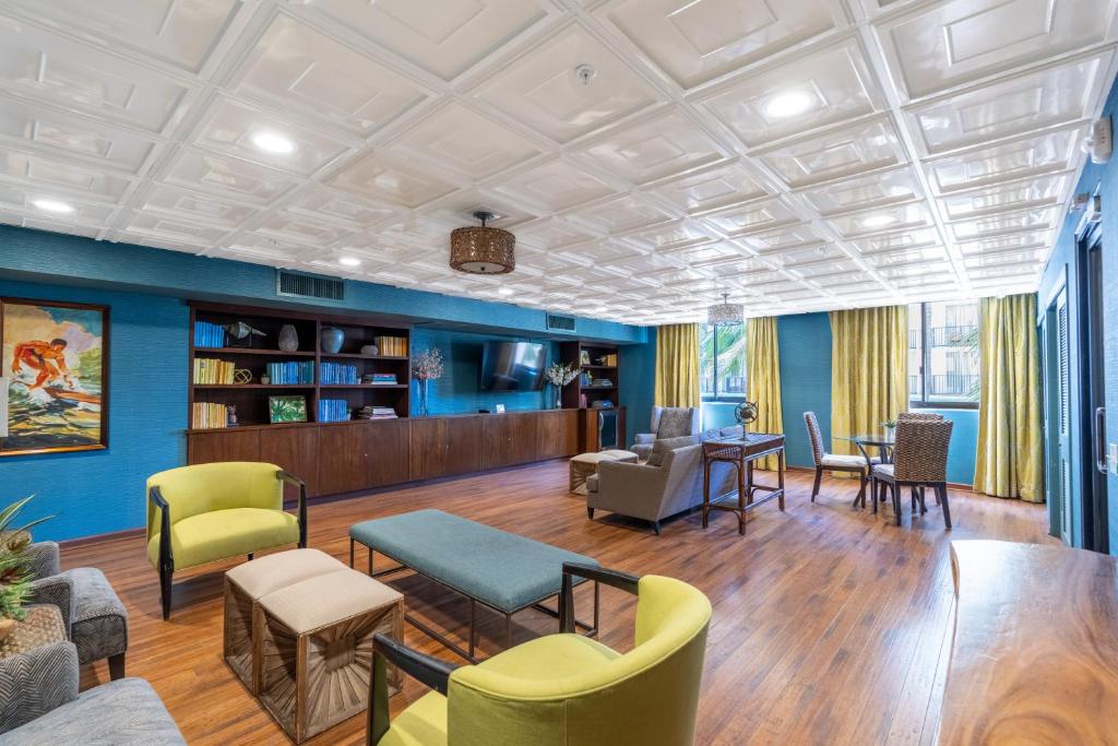 Spacious Waikiki Beach 2BR-Ocean View-Free Parking - Tap to explore photos